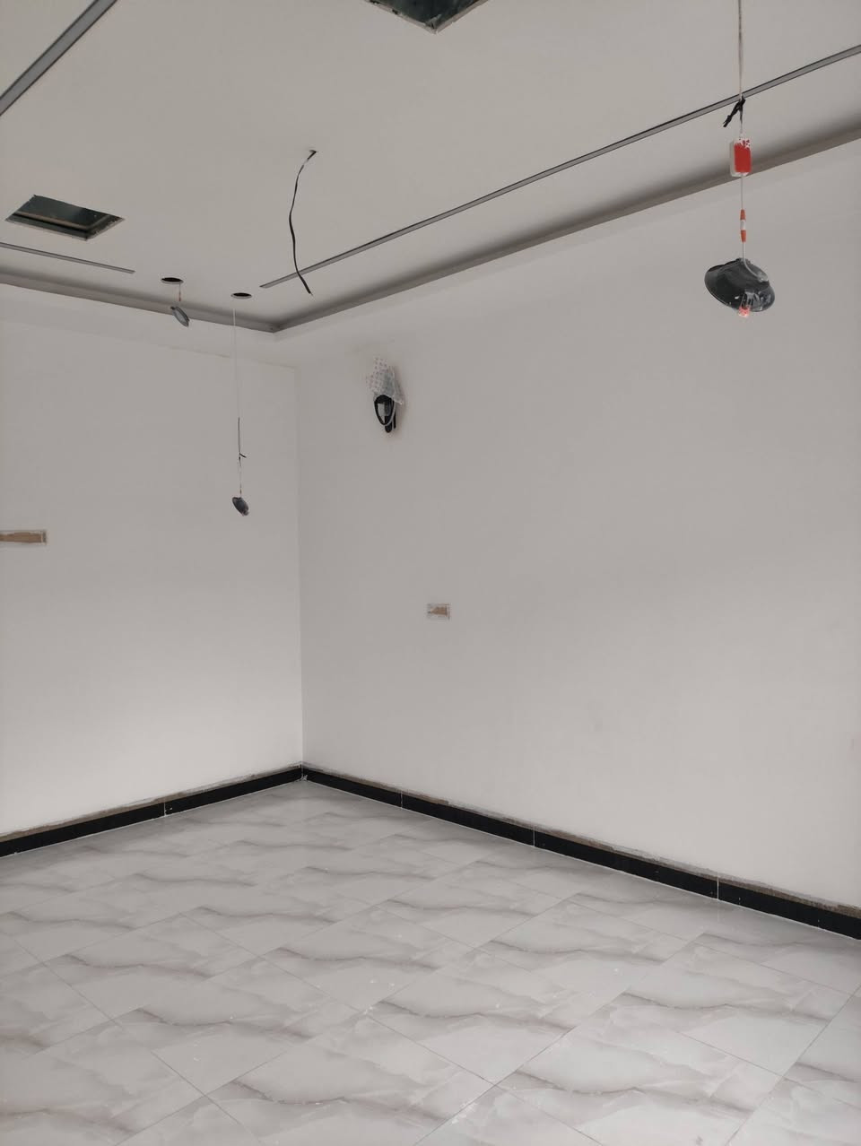 #دار_لــلــبــيــع_ الموقع حي العسكري قرب ثانوية نازلي للبنات 
#طابو_ملك صرف 🔥🔥🔥
—————————————
المساحه  100متر  -الواجهة  5 متر 

_________________

-يحتوي على 
الطابق الأرضي :غرف نوم   واستقبال وهول  مطبخ   وصحيات مع صحيات خارجي مع كراج سياره
الطابق العلوي  : غرف نوم 1هول صحيات سطح 

السعر 120 مع المجال 

للاستفسار الاتصال *********** ✅ 

او مراجعة مكتب القاسمي للعقارفرع2 عنوان المكتب حي العسكري قرب جامع المعراج
