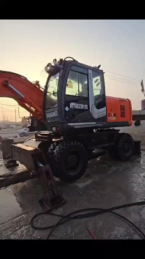 سلام عليكم  هيتاشي زت ثري فول موصافات مكينه وكلشي جاهز للعمل حجم 170 رقم اربيل وسنويه جديدة.  وراعيها حاضر للتحويل السعر 6 شدات ونص
***********
