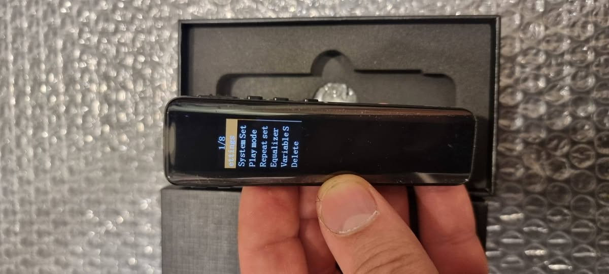 مساحة تخزين كبيرة تبلغ 64 جيجابايت، تكفي لتخزين ما يقارب 4650 ساعة من التسجيلات الصوتية. 
الميزات الصوتية: تسجيل عالي الجودة بتنسيق WAV وبمعدل بت يصل إلى 512 كيلو بايت في الثانية أو 1536 كيلو بايت في الثانية حسب الإعدادات. 
التشغيل الذكي: يتميز بخاصية التنشيط الصوتي (AVR)، حيث يبدأ التسجيل تلقائياً عند اكتشاف الصوت ويتوقف في حالة الهدوء لتوفير الطاقة ومساحة التخزين. 
التقنية والبطارية: يحتوي على شاشة ملونة عالية الدقة، تقنية تقليل الضوضاء المحيطة، وبطارية توفر وقت تسجيل طويل يصل إلى 80 ساعة.


**إذا كنت صاحب هذا الإعلان وتريد حذفه لأي سبب، رجاءا أرسل رسالة إلى الدعم الفني**