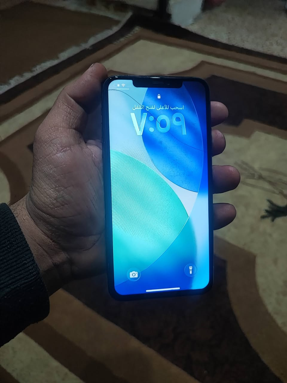 السلام عليكم
ايفون ١١ برو ماكس 
٢٥٦ بطاريه ٧٣ تك سيمكرت 
مبدل شاشه بيها فطر صغير 
وضهر مفطور
سعره ١٨٥ بي مجال بسيط
***********
