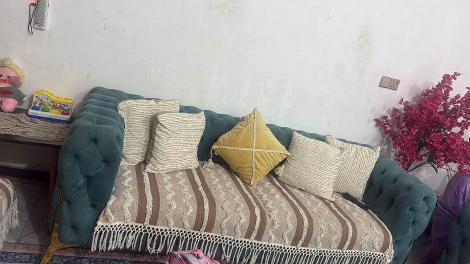 سلام عليكم 
عندي تخم 7 مقاعد للبيع 
نظيف ومراتب 
سعرة ب700 وبي مجال 
مكاني كريعات 
 واتساب بي الرقم ***********
