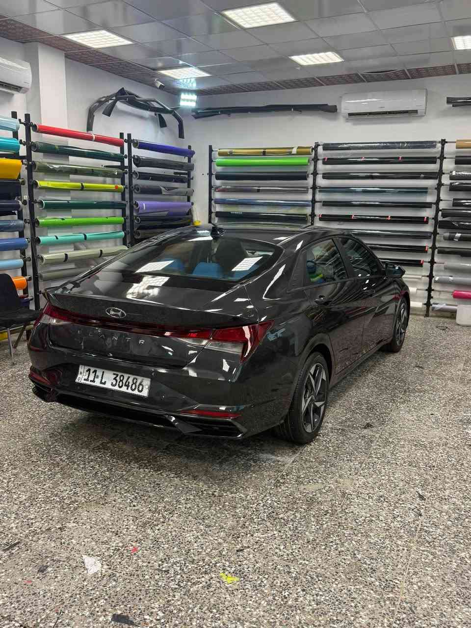 🚘 للبيع هيونداي إلنترا SEL 2023 وارد أمريكي
▪️ الموديل: Hyundai Elantra SEL 2023�▪️ المحرك: 2.0 لتر 4 سلندر ( 2000 دوش ) �▪️ گير CVT أوتوماتيك�▪️ دفع أمامي�▪️ اقتصادية جداً بالوقود 

المواصفات:�✅ شاشة 8 إنج�Apple CarPlay و Android Auto ✅�✅ كاميرا خلفية
✅ تدفئة مقاعد �✅ تشغيل بصمة (Push Start)�✅ دخول ذكي (Smart Key)�✅ مثبت سرعة�✅ تحذير النقطة العمياء�✅ تحذير الخروج عن المسار مع المحافظة على المسار�✅ تحذير حركة المرور الخلفية�✅ حساسات وأنظمة أمان متطورة�✅ مرايا كهربائية مع تسخين (Edmunds)
✅ ماشية 45 الف 
✅ دوشمة كشنات لون ازرق جلد خياط راقي 
✅ مبدل تخم كامل تايرات قبل شهر ونص يعني جديدات .

السيارة نظيفة جداً، استخدام شخصي، لا تحتاج أي مصروف، جاهزة للفحص بأي مكان . محافظ عليها حتى بانزين بس محسن افولها وهي محركها 2000 دوش يعني تشرب كلشي ، بس معتني بيها الى اقصى درجة . 

حادثها بسيط فقط صندوق ضربة خفيفة وجاملغ خلفي ايمن . موجود سونار كامل للسيارة ، نظام ايرباك كامل سليم ، شرط الفحص. 

السعر: ( 165 ورقة وبيها مجال بسيط جداً )�للاستفسار: ( *********** )
