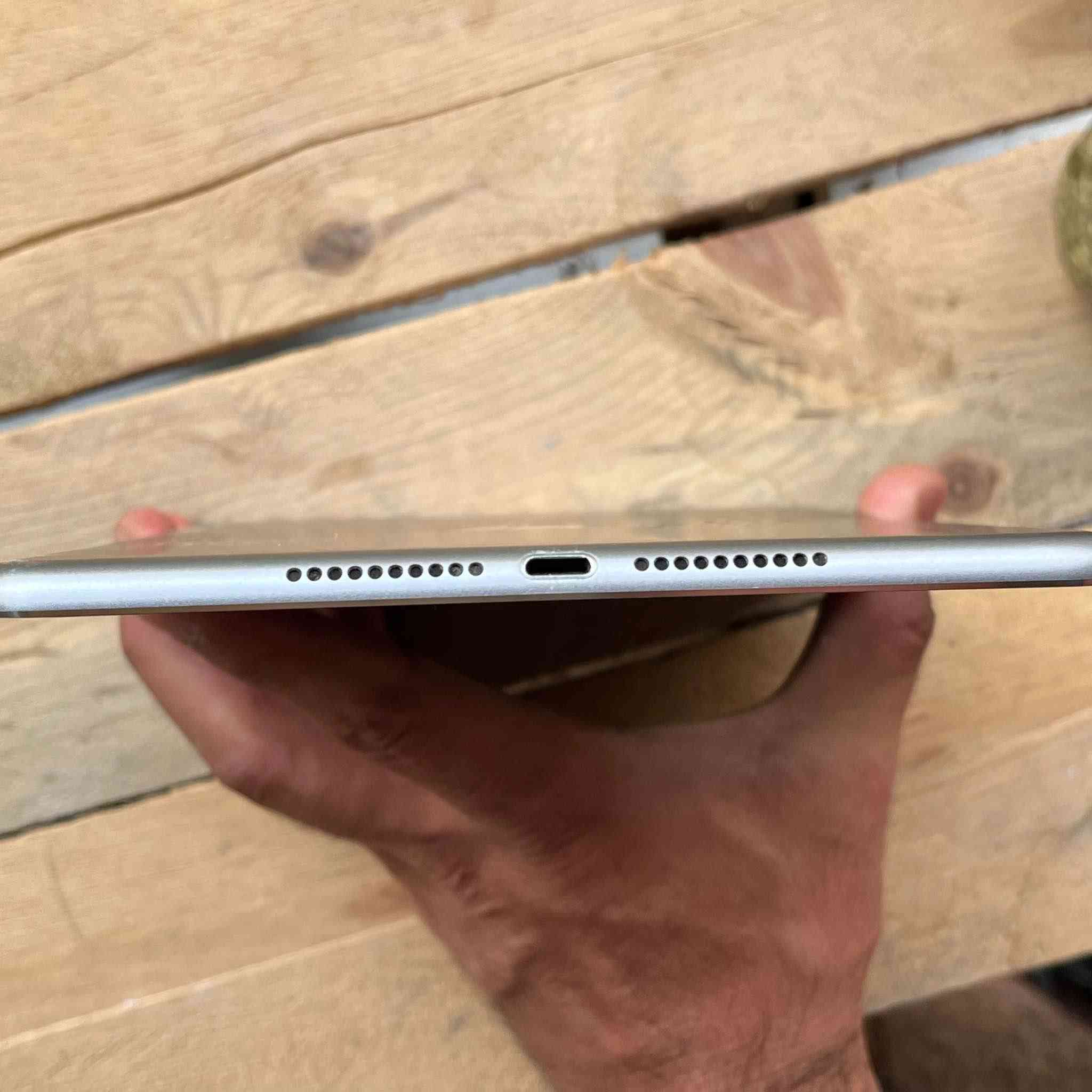Ipad mini 4 
ذاكرة 128
كبس بلادي 
قطعة نضافة 100٪
يشغل بابجي 60 فرم 
بطارية ممتازة 
السعر 100 الف 
مكاني اربيل 
توصيل غير متوفر.. أربيل, العراق


**إذا كنت صاحب هذا الإعلان وتريد حذفه لأي سبب، رجاءا أرسل رسالة إلى الدعم الفني**