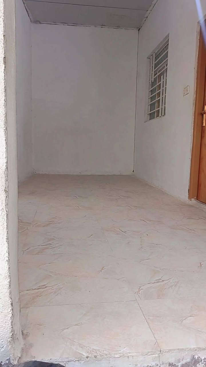 دار للبيع في قضاء الكوفة المقدسة منطقة الرشادية قريب على شارع السكة مساحته (١٠٠) متر طابقين يحتوي على أربع غرف (٢) في الطابق الارضي و(٢) في الطابق العلوي مع صالة واستقبال .. للاستفسار التواصل على الخاص او على الرقم التالي ***********
