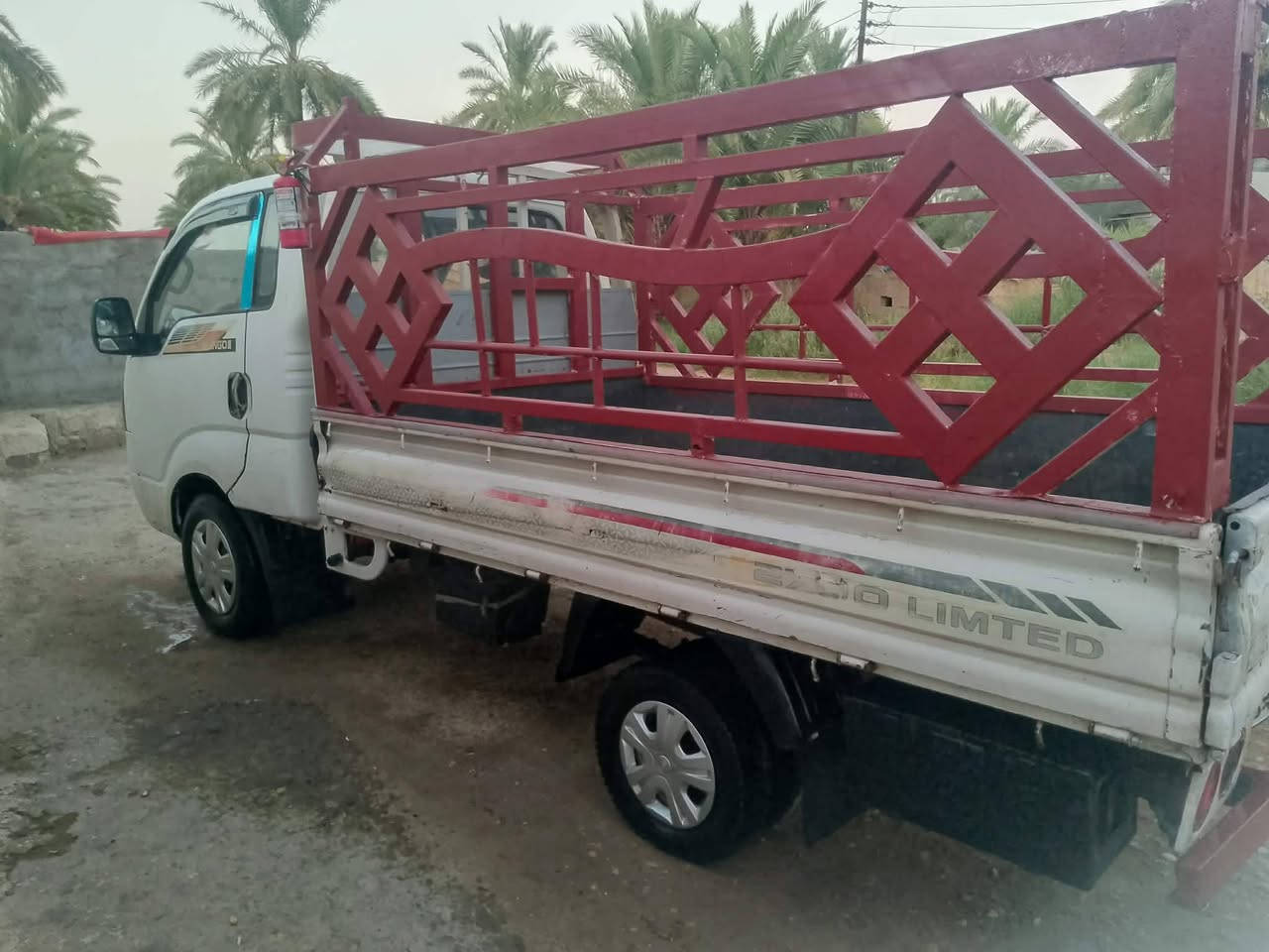 السلام وعليكم  كية بنكو  موديل 2004
محرك 2700 كير ومحرك واكسل حاوية حدادية وتخم تاير جديد  رقم نجف  السعر /76/ المكان واسط العزيزية  
(***********)
