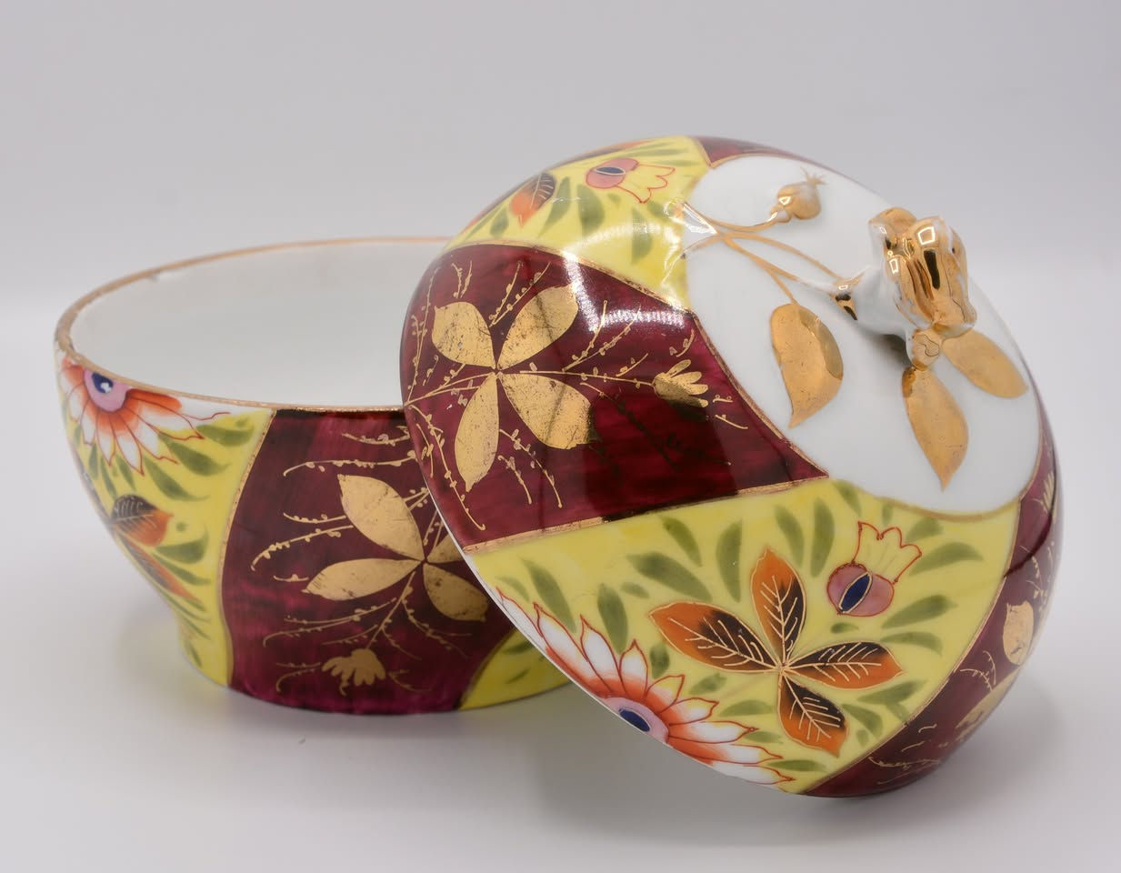 مزهرية 
- نوع  / بورسلين
- قياس /  قطر 16 سم 
-  ارتفاع / 20 سم  
- العنوان / بغداد / الكرادة / حي الوحدة . شارع سلمان فائق  (  مجمع بازار انتيك بغداد )  
   الطابق الاول  
- يوجد توصيل داخل و خارج العراق 
  للاستفسار اكثر الاتصال لاستفسار اكثر الاتصال 
  ***********        
  *********** 
واتس اب او فايبر او مراسلة الصفحة.
