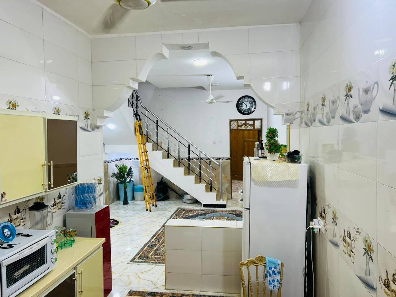 سلام عليكم بيت للبيع المساحه 130 حي شهداء قرب جسر الزهور الخدمي طابقين غرفتين وحمام كامل مطلوب اسكان 43الاستفسار ***********
