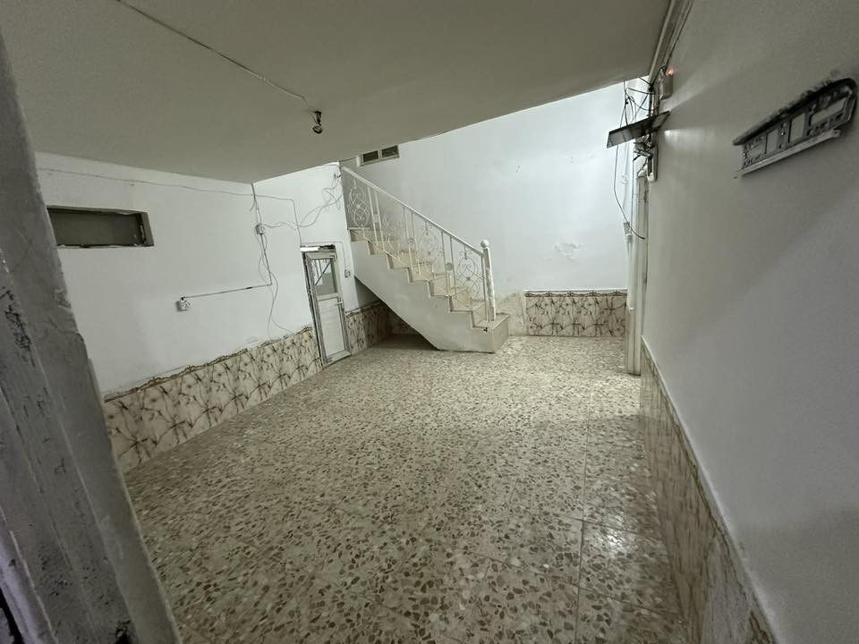 السلام عليكم بيت للايجار ١١٠ م طابقين غرفتين نوم نظيف جدا شارع ٦٠ مقابل بوابه الفنون ب٣٥٠ مع الماء والكهرباء وبيه مجال مطلوب عائله صغيره للتواصل ***********
