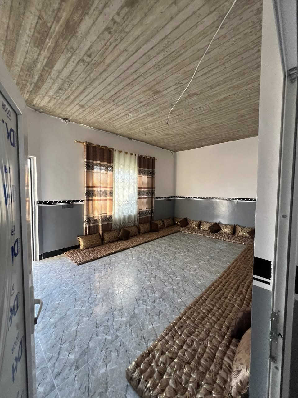---
🏠 للبيع - بيت حديث بحي القوسيات  
قرب جامع عبدالله بن أبي قحافة

📐 المساحة: 156 م² | الواجهة: 12 م | النزال: 13 م  
🛌 التفاصيل: غرفتين نوم + هول استقبال + مشتملات  
🔨 البناء: حديث - جاهز للسكن  
📍 الموقع: مميز ومرتفع، 30 متر عن التبليط  
💧⚡️ الخدمات: ماء + كهرباء متوفرة  
📜 السند: زراعي نموذج 25 حق التصرف، سند أبيض، واصل بلدية  

💰 السعر: 60 مليون - قابل للتفاوض

📞 للاستفسار:  
***********  
***********
---
