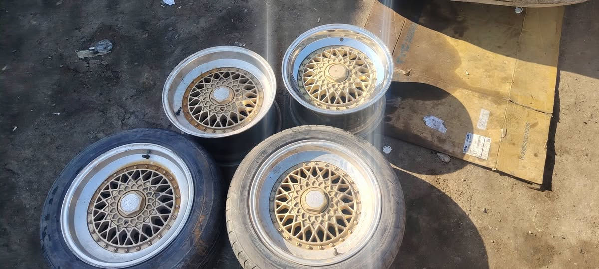 تخم ويل بي بي إس توسايز 16 كامل هو وكباته لا فطر ولا عواج ولا تصليح اصلي  زوج تايرات امامي وخلفي فارغ
***********
