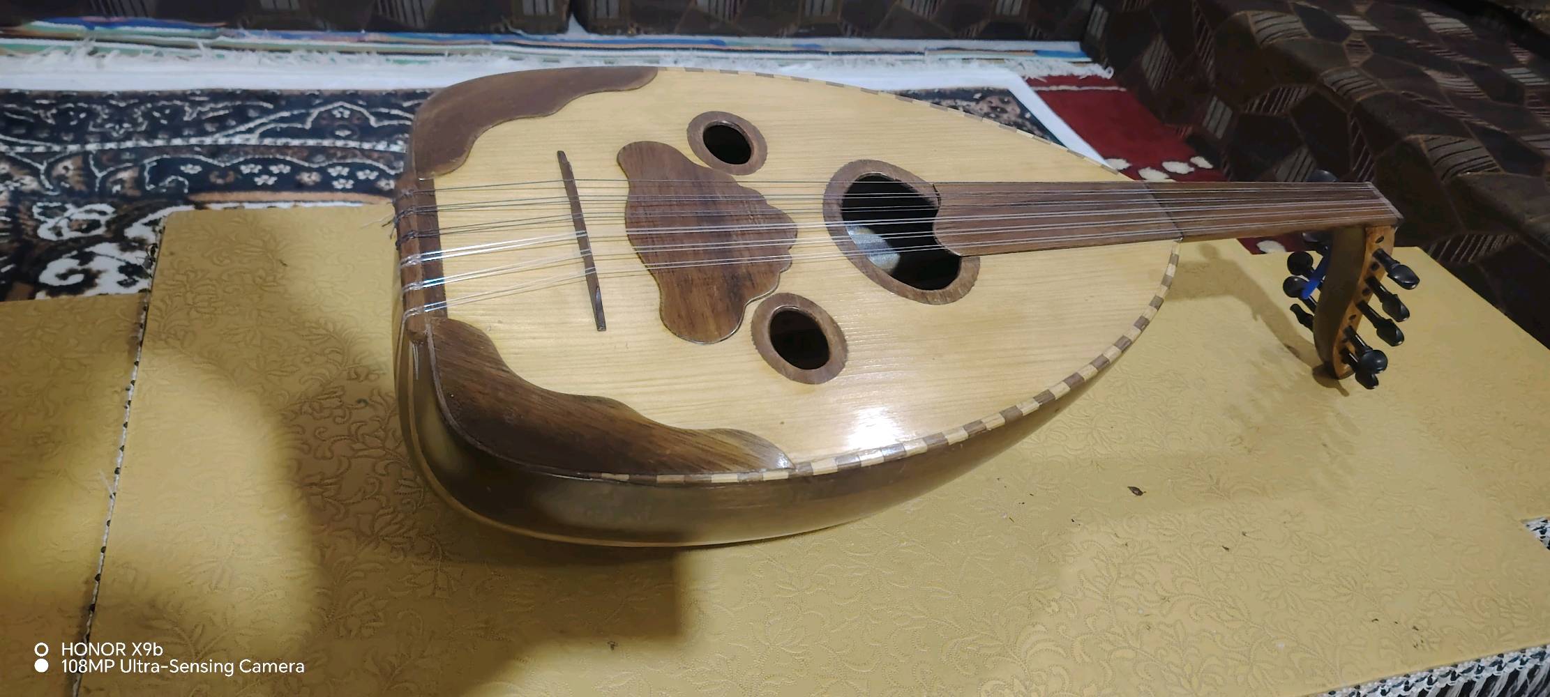 عود صناعه عراقية اوتار جديددة صناعه قديمة صوتة مميز كامل بدون نقص صانع العود نعيم كريم نعيم عنواني ابو الخصيب 