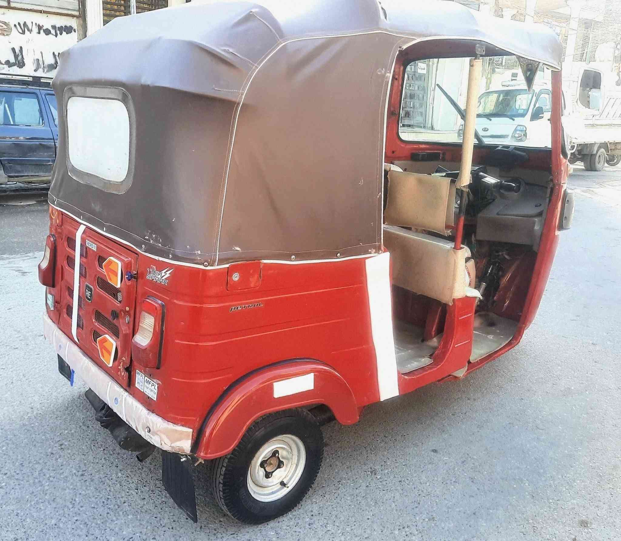 السلام علیکم تكتك موديل 18 
أوراق كامله شركه المصطفى
مكينه 20 مجفت شركه
بغداد مدينة الصدر
السعر 3500 وبيه مجال لشراي 
***********
