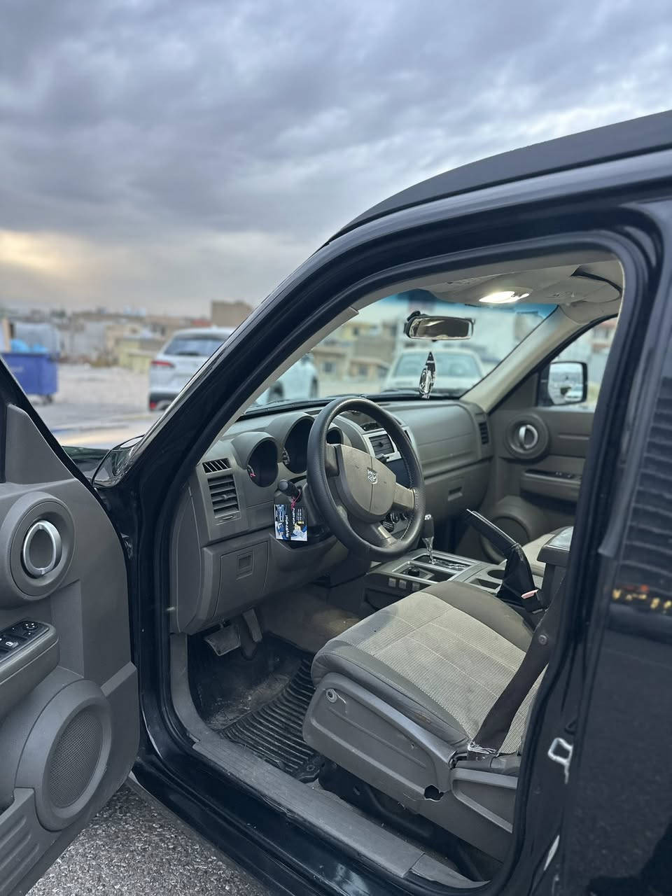 بسم الله 
دوج نيترو ٢٠٠٩ ٤*٤ 
الممشه ١٨٥ الف كيلومتر حقيقي 
بدون صبغ فقط سقف و بنيد كاحل اللون  فقط 
وملاحظه* بهل سيارات ميعتبر كحل اللون ك عيب بالسياره او شي 
السياره ماشالله ماتنوصف من جمال و من نصبه 
وبشرط رقم و سنويه جديده بأسمي 
و عليها سيرفز كامل السياره 
و ٤ بانسات او دسكات جدد اني شادهن 
عليها دهن جديد بدلته 
السياره دبل اكسل 
مكينه ٦ سلندر المرغوب ٣.٧L 
مواصفات : 
تحديد سرعه 
جام كهربائي و اوتو و كهربائيه المريي
اللايتات كامل مغيره الى الليد 
عليها شاشه و كاميرا 
٤ وياله و تيارات جدد عليهن اني شادهن ب ٤٠٠$ لوكك بشرط 
سعرها ٩٩ ورقه بيها مجال مال اخ لخو  
عنواني سليمانيه

0770 198 3065
