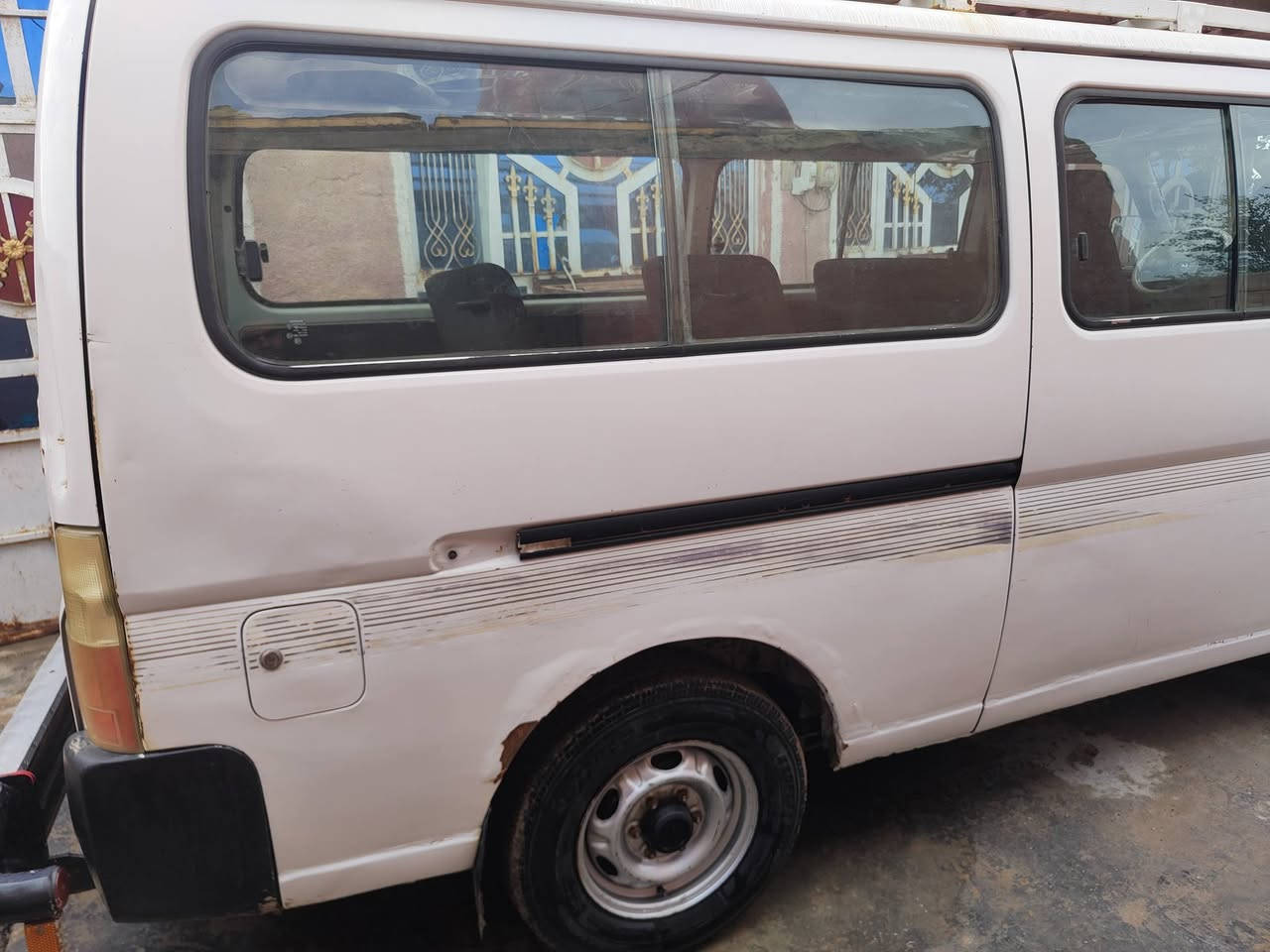 السلام عليكم يورفان للبيع 2010 بسمي مصفرة هيئة وغرامات كير ومكينة خير من الله بيهه ضربة كدام السايق والجنطة بيهه خسفات مثل ما واضح بالصور والربع يم قبغ البانزين كلشي واضح بالصور السعر 112وبيهه مجال ***********
