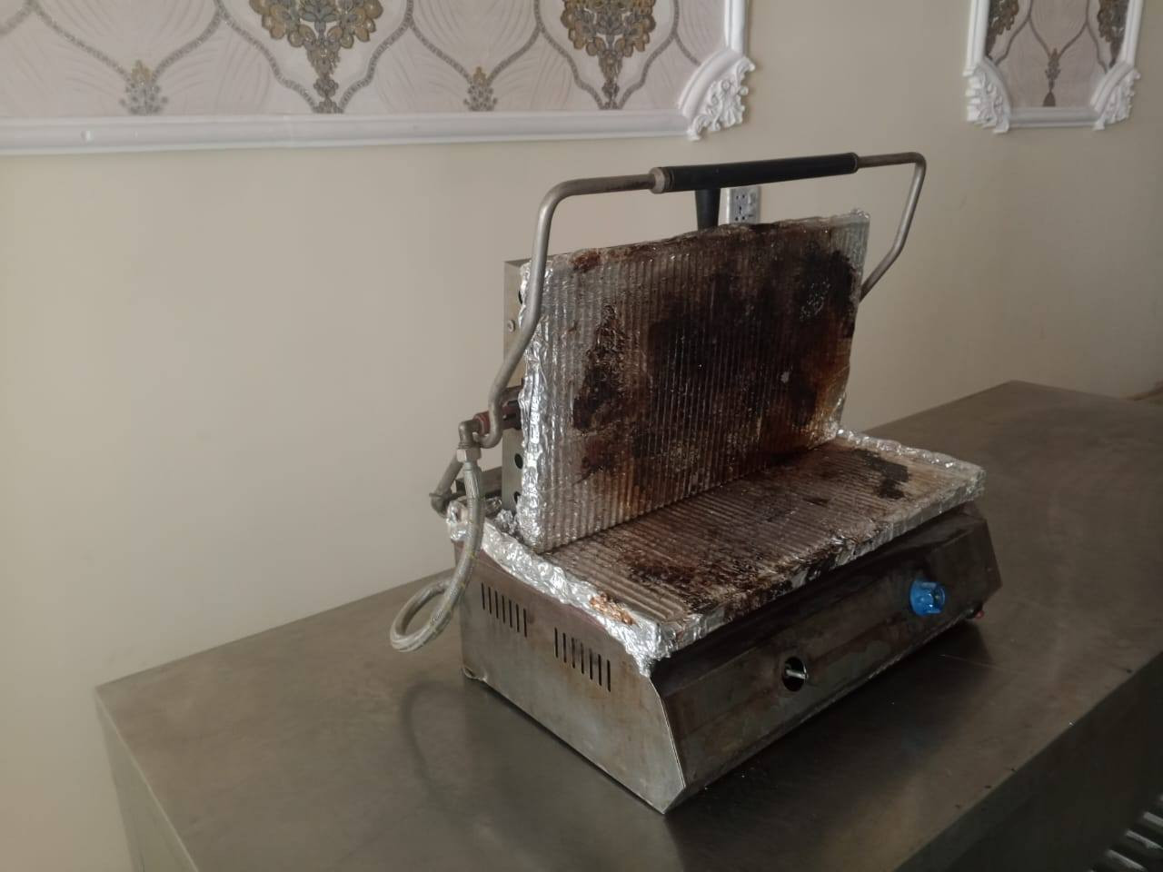 سلام عليكم  غراض مطعم بغداد حي السفير ***********
ميز سل ستيل  ايطالي عرض 80سم ارتفاع متر 

كابسه صاجيه غازيه ايطالي شغاله
