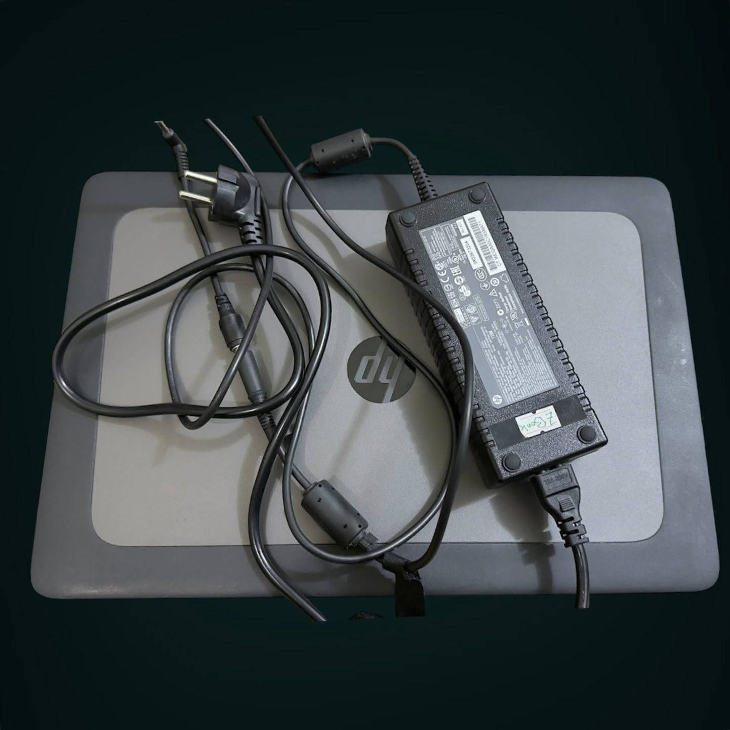 للبيع: HP ZBook 15 G3 - نسخة Xeon الاستثنائية 💻🚀
الوصف:

للبيع محطة عمل متنقلة (Mobile Workstation) من الفئة العليا، جهاز HP ZBook 15 G3 الغني عن التعريف، لكن هذه المرة بنسخة الـ Xeon المخصصة للمحترفين والمهندسين. الجهاز بحالة "شبه جديد" (نظيف جداً) ومثالي للعمل المتواصل والرندر الشاق.

المواصفات التقنية الكاملة:

• المعالج: Intel Xeon E3-1505M v5 (أداء جبار، استقرار عالي جداً، يتفوق على فئات i7 في الرندر).

• الذاكرة (RAM): سعة 16GB DDR4 (يحتوي على 4 منافذ للرام، مما يتيح لك التطوير بسهولة حتى 64GB).

• التخزين: هارد 512GB SSD من نوع NVMe (سرعة فائقة في التشغيل وفتح البرامج الكبيرة).

• كرت الشاشة: منفصل Nvidia Quadro M1000M 2GB (كارت احترافي معتمد يضمن لك استقرار البرامج الهندسية).

• الشاشة: 15.6 بوصة بدقة Full HD IPS (ألوان حقيقية وزوايا رؤية ممتازة للتصميم).

• التبريد: نظام تبريد مزدوج (مروحتين) للحفاظ على برودة الجهاز تحت أقصى ضغط.

البرامج التي يعمل عليها الجهاز بسلاسة تامة:

الجهاز مخصص ومعتمد لتشغيل البرامج التالية بأداء مستقر:

✅ الهندسة والـ CAD: AutoCAD, Revit, SolidWorks, Civil 3D.

✅ التصميم والجرافيك: Adobe Photoshop, Illustrator, InDesign.

✅ المونتاج والرندر: Adobe Premiere Pro, After Effects (FHD projects), 3ds Max, Maya.

✅ البرمجة والمحاكاة: Virtual Machines, MATLAB, Python environments.

الملحقات والحالة:

✅ الجهاز نظيف جداً وخالي من العيوب التقنية أو الخدوش الواضحة.

✅ يأتي مع الشاحن الأصلي (ضروري جداً لتشغيل المعالج بكامل قوته).

✅ البطارية بحالة جيدة جداً.

السعر المطلوب: [500,000 الف دينار] (قابل للتفاوض البسيط) مع (ماوس و حقيبه)هديه

المكان: كربلاء

للتواصل والاستفسار: [ha9_k] معرف التليكرام للتواصل او الماسنجر


**إذا كنت صاحب هذا الإعلان وتريد حذفه لأي سبب، رجاءا أرسل رسالة إلى الدعم الفني**