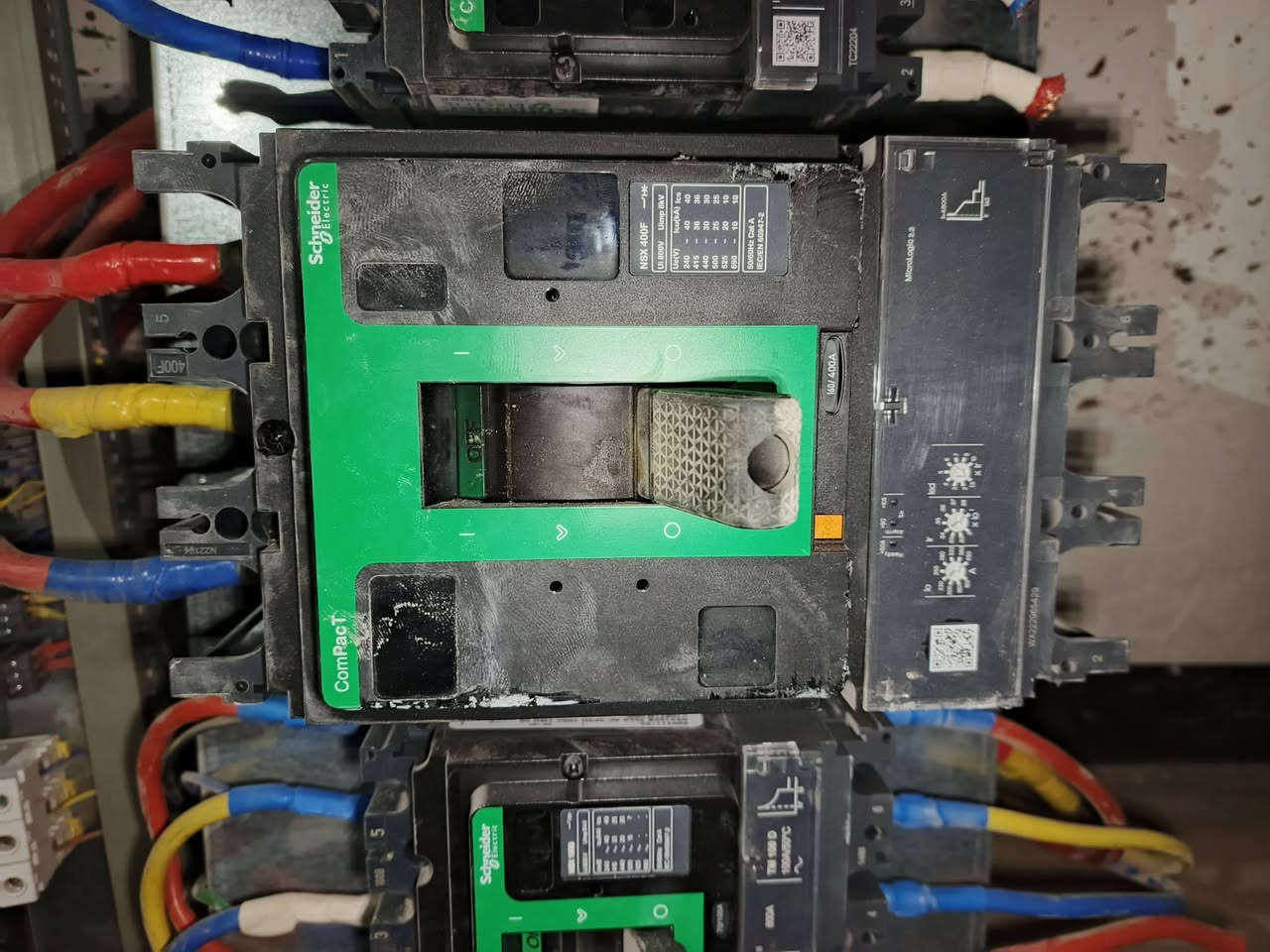 السلام عليكم
قواطع ٢٥٠ امبير شنايدر اصلي 

وقاطع ٤٠٠  شنايدر ايطالي 

وكونتكترات شنايدر كبيره 

استخدام كلش قليل كلش جدد

مواد كلها اصليه
***********
