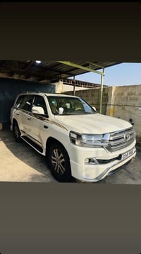 لاندكروزر • ٢٠١١ • كفالة