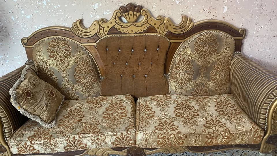 غرفه نوم تركية جديده استخدام قليل اريدها بــ ٣٢٥ وبيها مجال خمس قطع  تخم ملكي عشر مقاعد اريده ٣٥٠ وبي مجال للاستفسار َ؏ ََ هــذآ رقم ***********
