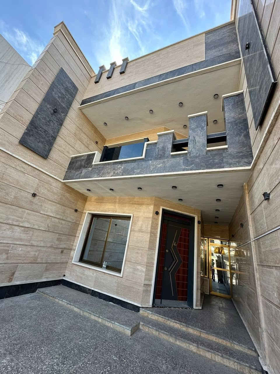 بيت للأيجار
المساحه 150 متر الواجهه 6

يتكون من :

✨اربع غرف 

 ✨2حمام 

✨صاله

✨ومطبخ 

📍الموقع:مربع القاده

للاستفسار :

***********
