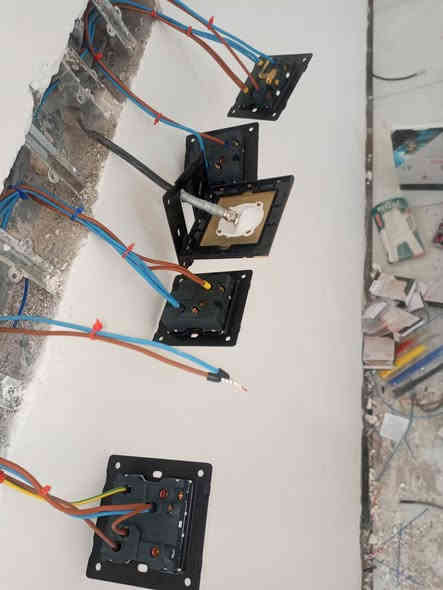 تشطيب كهرباء سيمنز سيڤال التركي داخل اليوانية مع بوتلس وشناطات شغل درجة اولى مع ضمان العمل والتقفيل سعر النقطة 4 للاستفساريرجى مراسلة الصفحة او الاتصال ع*********** ابو غيث
