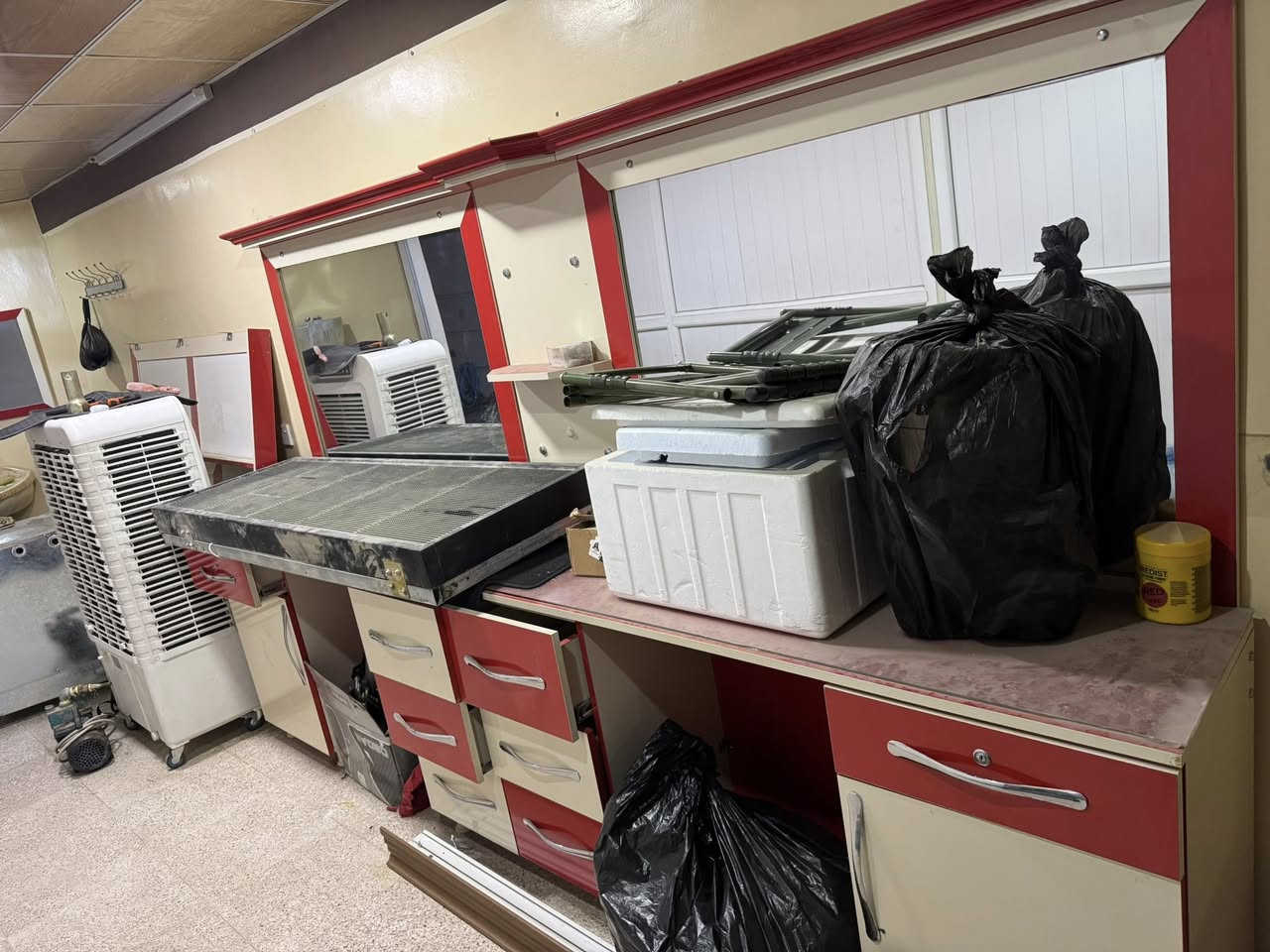 ميز حلاقه لبيع عدد ٢السعر 300.000/***********
