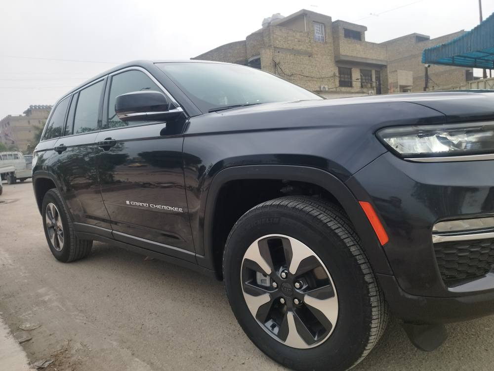 جيب جراند شيروكي وارد امريكا 
فول لفلو 5راكب هايبرد ثلاث أنظمة 
رقم بغداد بسمي السيارة ماشيه 19كم 
مكاني بغداد البلديات *********** بغداد, العراق
