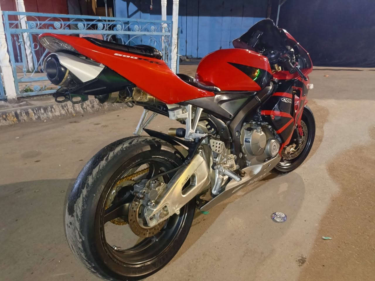 السلام عليكم
RR600.

2006 محرك مكفول شلعه ومعدل فول الدراجه وكعت من الستان ونكسر الكفر مستعجل ع بيعتها مكاني ميسان   ***********
