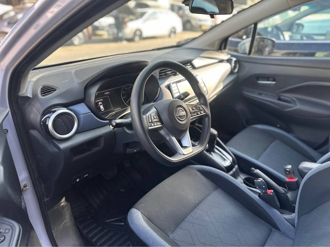 نیسان ڤێرسا sv
مۆدیل 2023
دوو دەرگاو كەمێك سەر تایەی دواوە بۆیاغە
ماوەی ڕۆیشتن ٥٠هەزار كم 
سیارەكە بێ كەم كوڕیە پشت و دواوەی كەپسە بەس ئێرباگی یەك شانی بۆتەوە
ناونیشان هەولێر
نرخی ١٣٠ وەرەقە و مجالێكی كەم
*********** أربيل, العراق
