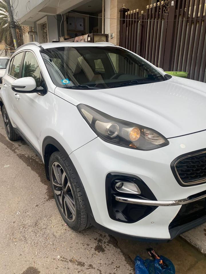 كيا سبورتاج موديل ٢٠٢٠ اللون ابيض خليجي ماشية ٥٣ الف كم محرك ٢٠٠٠ دوش حساسات امامي خلفي كاميرة خلفية كراسي كهرباء تحكمات استيرن جهتين مراية اوتودم شاشة اندرويد تخم تاير جديد لوحات وسنوية لغاية ٢٠٣٠ 
الدعامية الامامية بيها صبغ ورصعة صغيرة بحافة الباب خلف السايق والباقي مكفول من اي شي فتح اوتبديل بالسيارة 
السعر ١٩٠٠٠$ الف وبيها مجال بسيط
مكان السيارة بغداد/ الاعظمية
للتواصل مع الرقم  ***********
