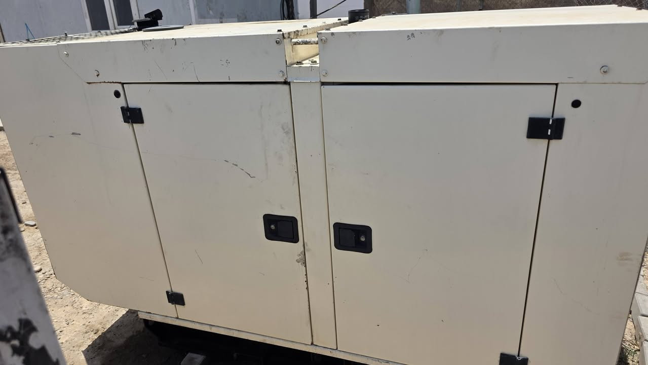 للبيع: مولد جوندير بقدرة 50 KVA - نظافه اخو الجديد.
​✅ المحرك: جوندير (John Deere) .
✅ القدرة: 50 KVA.
✅ الحالة: نظيف جداً (كاتم صوت).
✅ الأداء: جاهز .
​📍 الموقع: واسط - الكوت ( يوجد توصيل )
⚠️ يتوفر لدينا كافة انواع المولدات
• للاتصال : ***********
