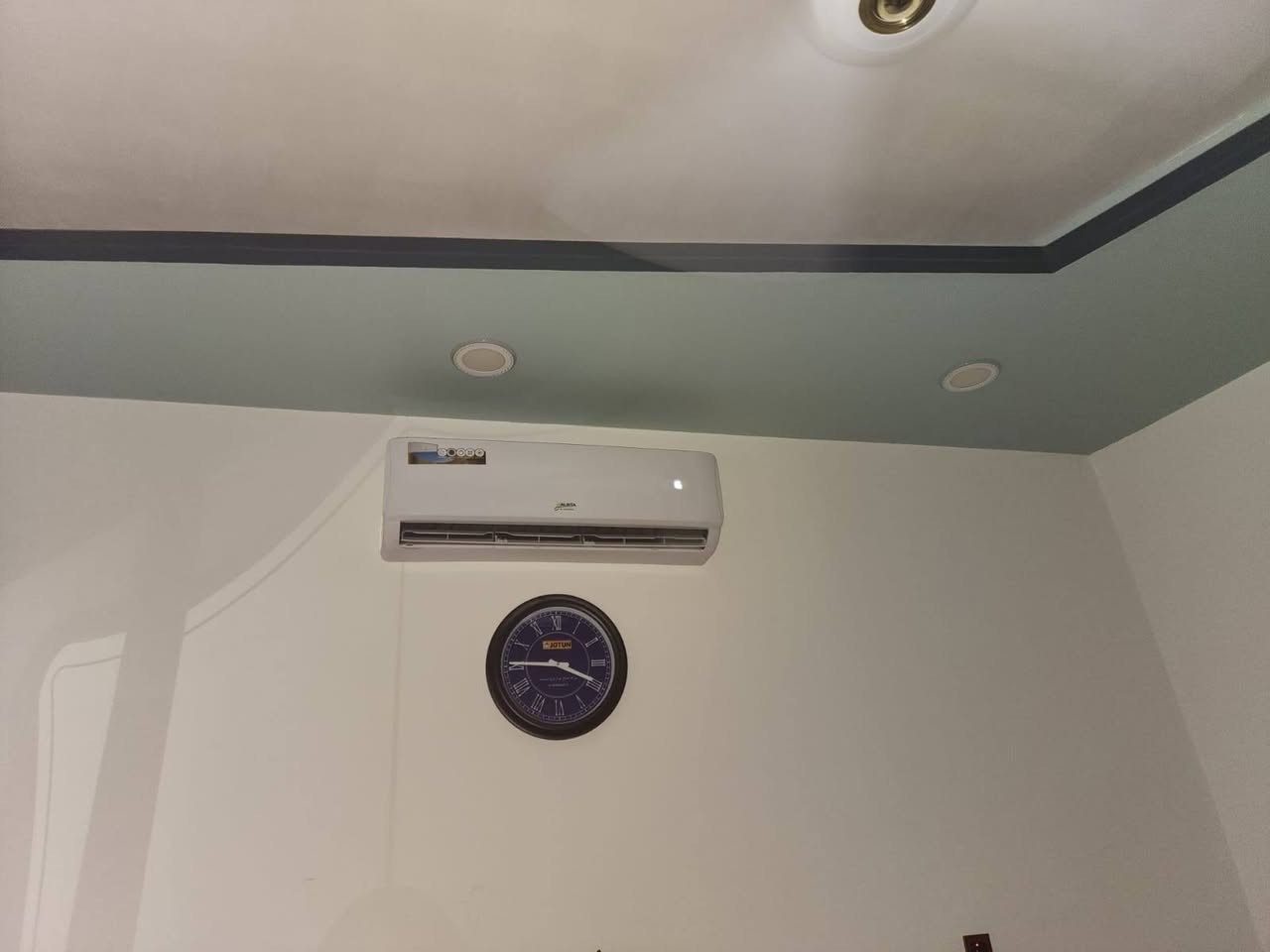 دار سكن حي الفرات طريق السنيه السياحي قرب عيادة الثقه.[تفاصيل الدار]:غرفتين نوم صاله ومطبخ مفتوح عالصاله واستقبال  وحمامات عدد٢ داخلي وخارجي.بناء درجه اولى كونكريت كهرباء بوري ماي مجاري يبعد عن الشارع ٣٠م  المساحه ١٨٥م طابو عثماني سند ٢٥ بي وصل من البلديه لتمليك.  البيع مع الاثاث او بدونه.للاستفسار الاتصال عالرقم ***********
