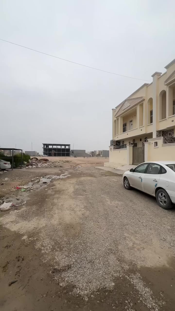 دار للبيع منطقة ال 17 الف مجاور شارع 60 الدار  زيرو 100 متر مربع 10_10 ركن  شارع 15 متر مقابيل الحديقه  يتكون الدار  من طابقين الطابق الاول مطبخ وستقبال وغرفة نوم ومجموعة صحيات  الطابق الثاني يتكون من غرفتين وصاله ومجموعة صحيات للاستفسار *********** رائد
