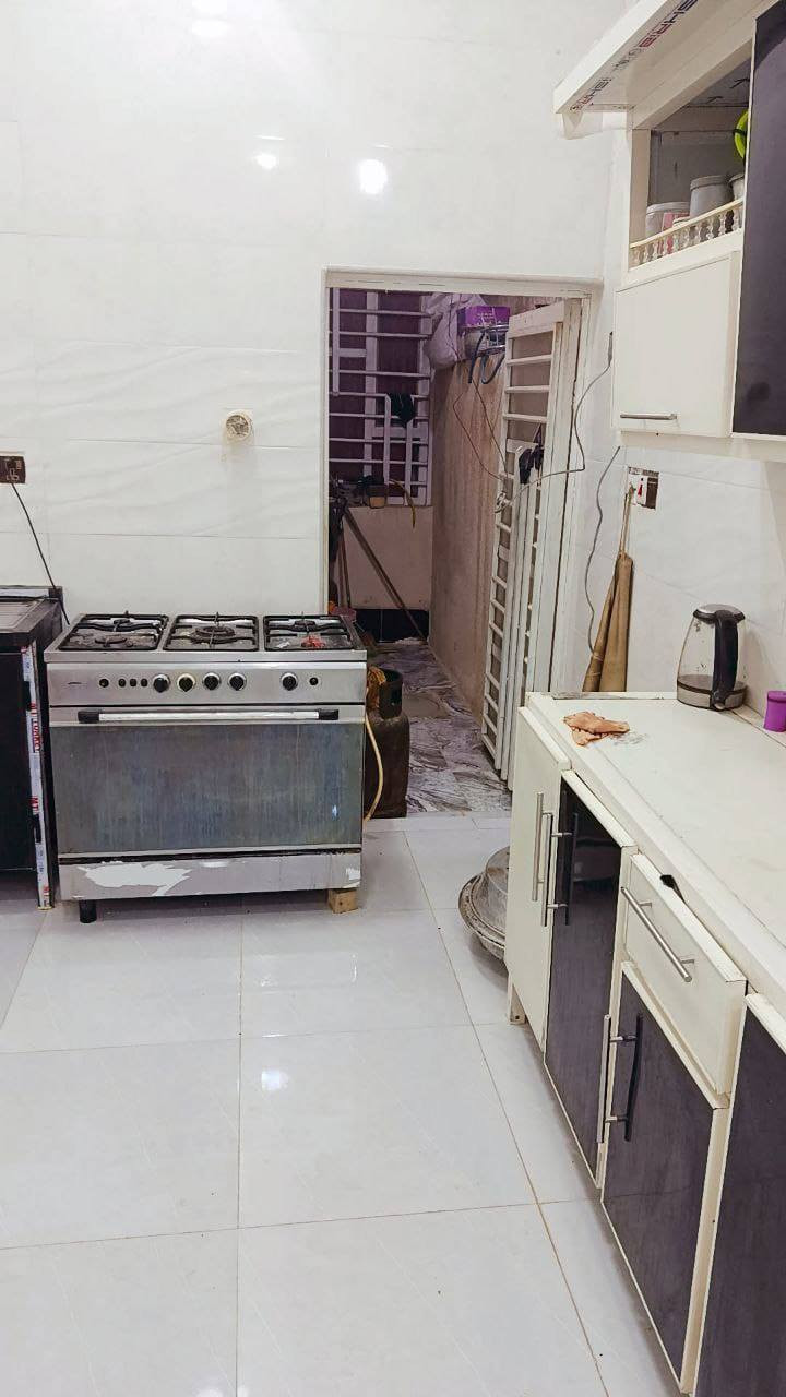 سلام عليكم يتوفر لدى مكتب عقارات الماجدي بيت للبيع المساحه 200م العنوان دور النفط حي الحريه البيت رقم وليسه طابو معامله وصولياته مكفوله  الاستفسار *********** ابو ريحانه
