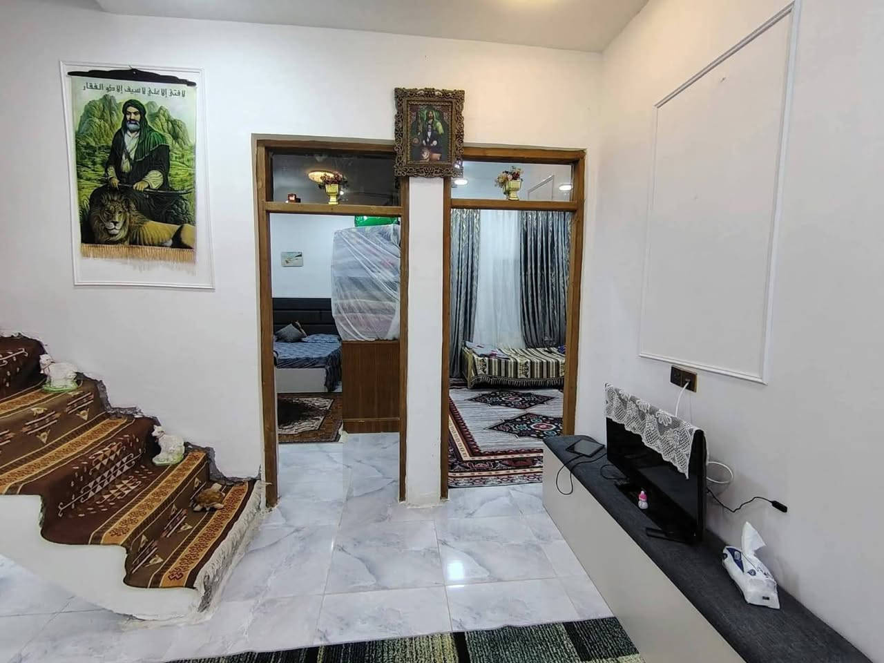 السلام عليكم دار سكن للبيع في الكوت منطقة حي الحكيم نزلة بيت زرزور بالقرب من المدرسة  مساحتة 160م وشارعة 10م البناء بلوك والسقف صب مسلح والارضية سيراميك ويتكون البيت من غرفتين نوم وصالة واستقبال ومطبخ وصحيات داخلية وخارجية ومرقم من قبل البلدية السعر 43 وبي مجال الاستفسار الاتصال على هذا الرقم ***********
