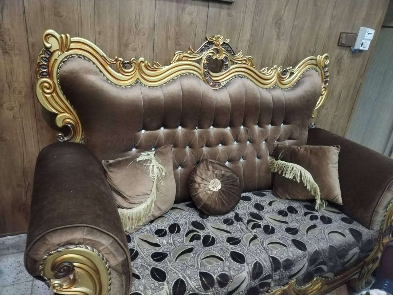 طخم رئاسي عدد10 مقاعد جديد استعمال قليل مع ميز وسطي زجاجي و2 طبلات ..
بسعر 350 وبي مجال العنوان السيدية 
للتواصل على الرقم ***********5
