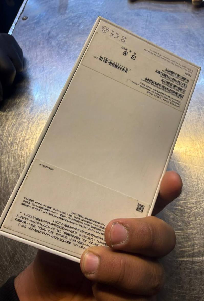 السلام عليكم. ايفون ١١
نضافه ١٠٠% 
ما مفتوح ولا برغي  وتر بور 
ذاكره ١٢٨
بطاريه ٧٣ 
السعر ٣٠٠ وبي مجال  
مكاني بغداد  اتصال ***********
