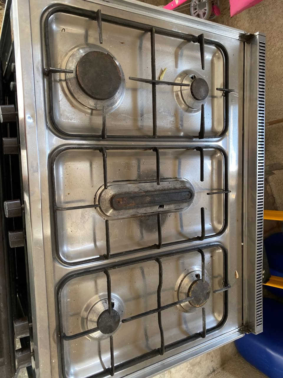 سلام عليكم
طباخ للبيع نظافه مثل موضح أمامكم 
فقط الباب مال فرن بيها رخوه شويه
والفرن ناره شويه ضعيفه يرادله تنضيف
السعر 125
العنوان الدوره 
الرقم ‭0777 478 2603
