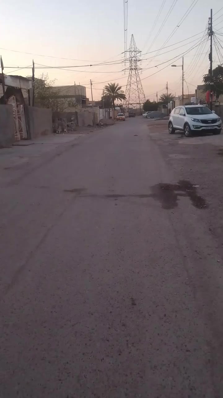 السلام عليكم دار زراعي للبيع قرب فلكه سلمان باك حي جابر الانصاري شارع المختار تبليط مجاري يحتوي على 3 غرف نوم واستقبال وصاله ومطبخ وحمام 150متر الطابق العلوي سقف سندويج مع الاثاث ابو بدون حسب الرغبة..السعر 65 مليون وبيه شويه مجال بيع فقط  ***********
