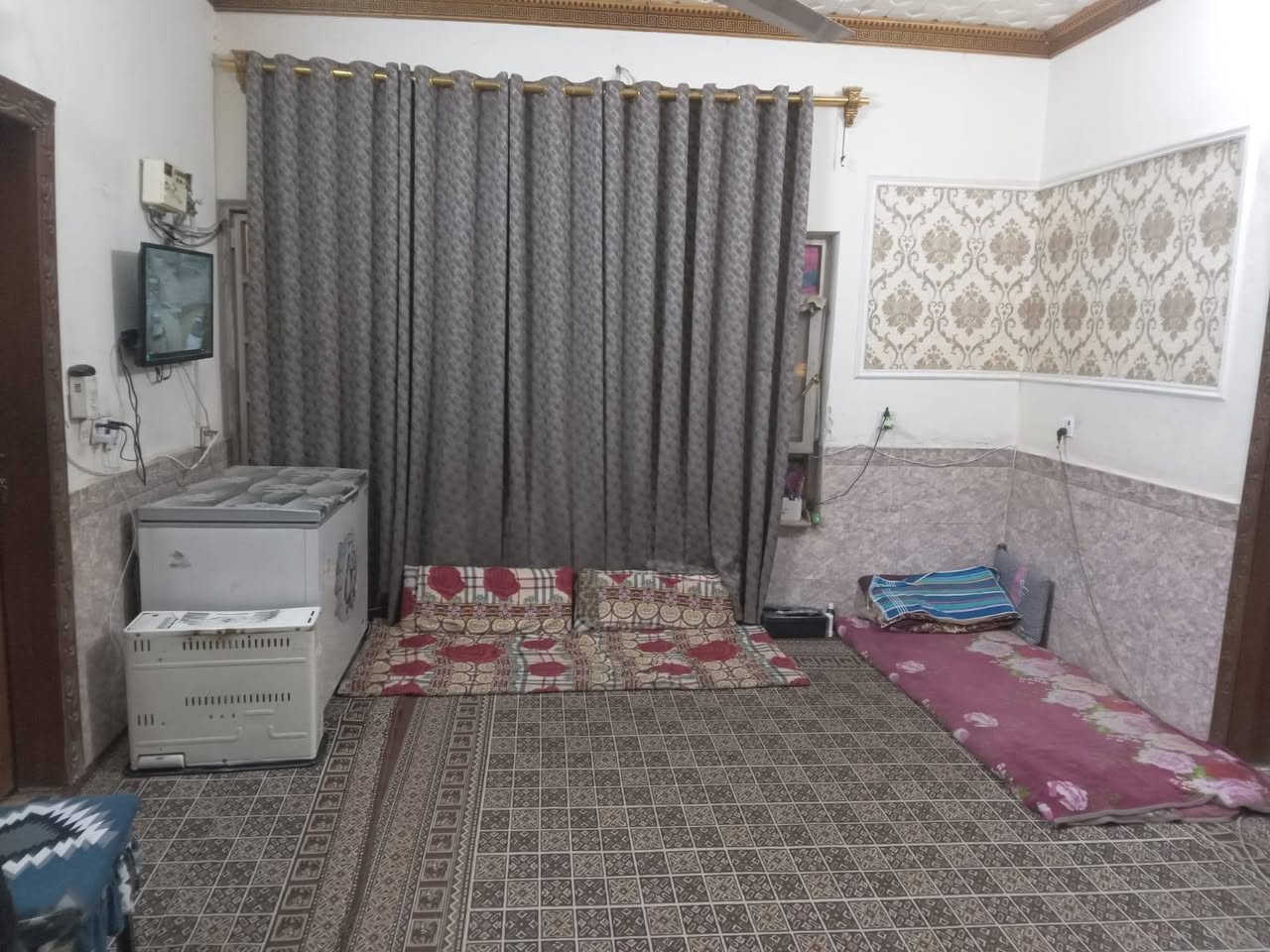 السلام عليكم 
بيت 200 متر طابقين مطلوب 100 مليون للمصرف العقاري وبليد 60 عدا الطلب في الديوانية حي الزيتون شارع 15 قرب المدارس الجدد
***********
