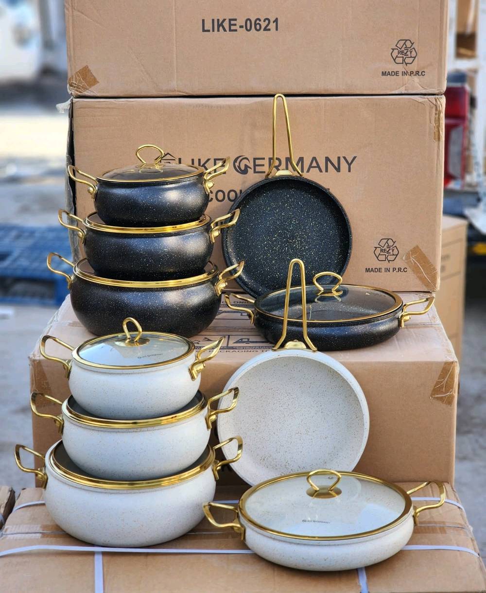 سيت قدور كرانيت زيتي اصلي 
تصميم أنيق وجودة عالية
طقم طبخ متكامل بتصميم راقي ولمسة فخمة، يجمع بين العملية والشكل الأنيق، مناسب لكل المطابخ العصرية.
المواصفات:
طلاء كرانيت عالي الجودة ✨
غير لاصق وسهل التنظيف
توزيع حراري ممتاز لطهي متوازن
مقابض معدنية قوية بلون ذهبي أنيق
أغطية زجاج حراري مع مسكة ذهبية
مقاوم للخدش والاستخدام اليومي
المحتويات:
قدور بأحجام متعددة مع أغطية
احجام 22/24/28/28
مناسب للطبخ اليومي والعزائم
الألوان المتوفرة:
أسود كرانيت
أبيض كرانيت
اختيار مثالي للي يحب الجودة والشكل الفخم بنفس الوقت 👌
جاهز يضيف لمسة تميز لمطبخك 🍳✨