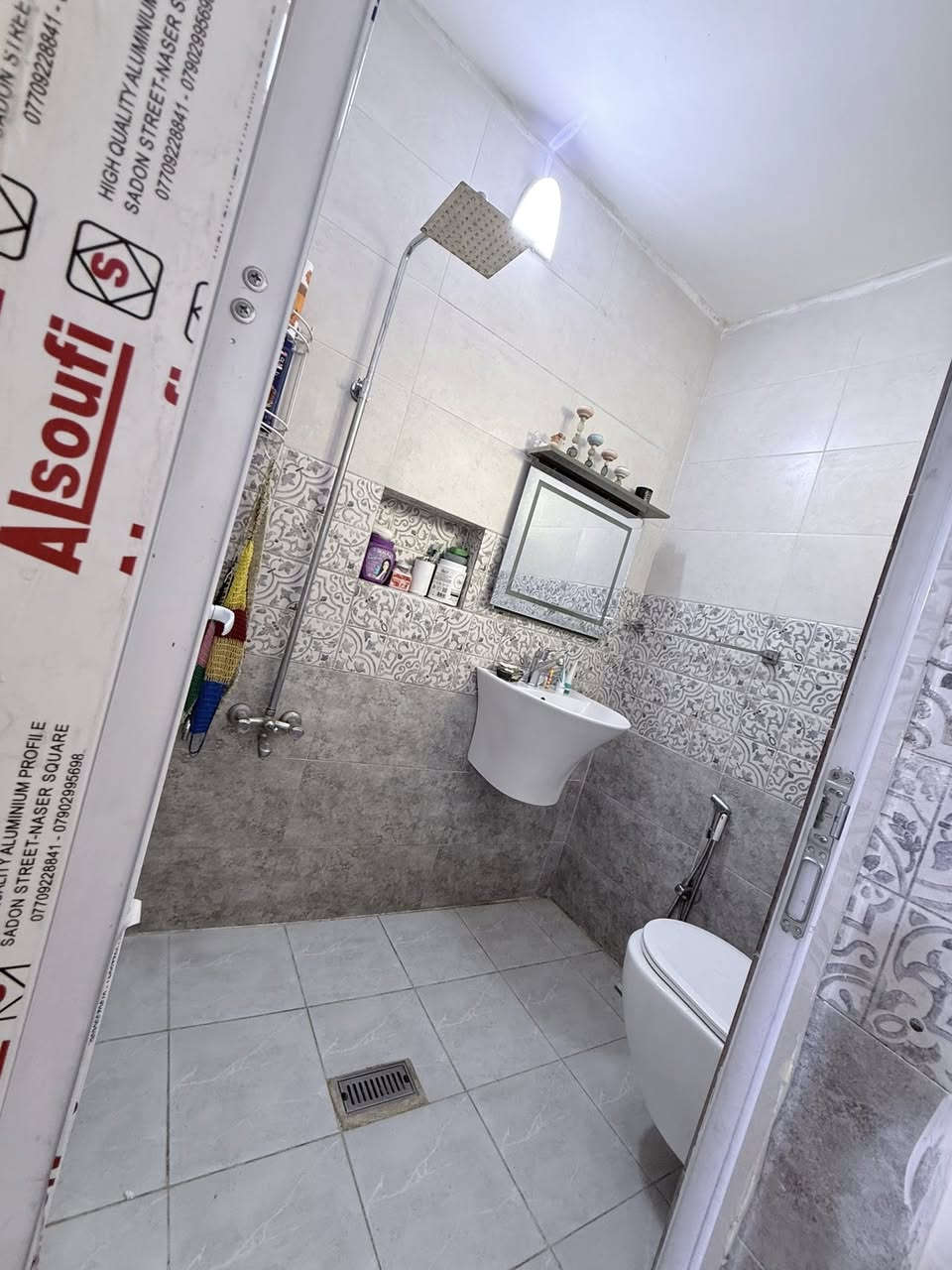 دار للبيع
المساحة ٧٠ م 
طابو صرف الواجهة ٤،٤٠ سم 
يحتوي على صالة ومطبخ وغرفتين نوم وصحيات عدد ٢ ومخزن 
بناء حديث ٢٠٢٢ 
العنوان بغداد الجديدة قرب السوق الشعبي 
مقابل معهد وهج المستقبل 
للاستفسار الاتصال على الرقم
***********
