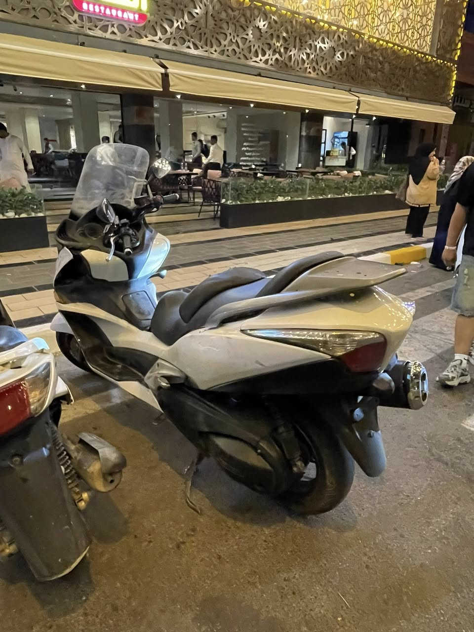سلام عليكم دراجه سلفر ونج جي تي منفيس ومكاتبه حتى دفترها كامل للبيع اوفر شغال دراجه كامله مكينه خرسه كفاله جيب فيتر وفحص كهربائياتها كلها كامله دراجه كل نقص مابيها نكره بكل وقت شلعه معدل كامله ستاند حساس ستاند وسطي قفل جنطه دراجه جاهزه بيها ملاحضات بالكفرات فقط ماشيه 27 الف حقيقي السعر مليونين  وبيها مجال مكاني الدوره  رقمي ***********
