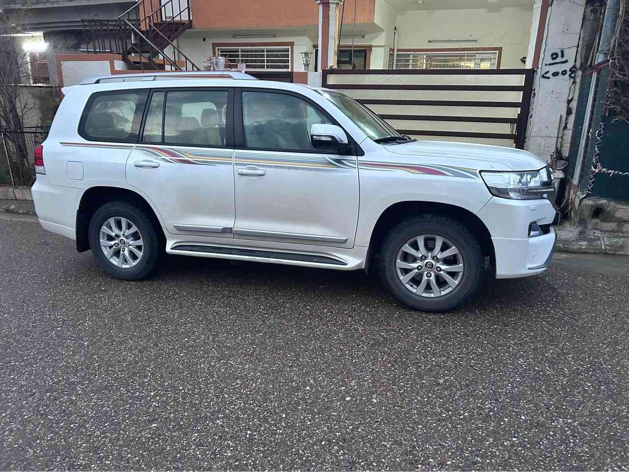 تويتا لاندكروزر موديل ٢٠١٧ GXR فول فول هجي پيوه نيه  لوكه ١١٠ هه زار روشتوه ساردو بوياخي نيه   ***********. *********** شمشمل, السليمانية
