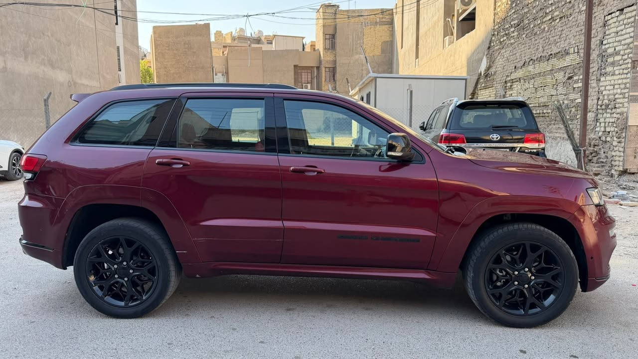 جيب كراند شيروكي لمتد S رادار .
الموديل : 2021 . (خليجي) . 
المحرك : V6.  3.6L .
العداد :    58الف مايل (94.450 كيلو) 
رقم الهاتف : *********** 
مكان السيارة : بغداد 
* المواصفات :
 * رادار مع مانع تصادم امامي . 
* تحذير الخروج عن المسار . 
* نقطة عمياء .
* دفع رباعي 4x4 . 
* فرش المقاعد من الجلد . 
* المقاعد الأمامية كهربائية .
* ذاكرة لحفظ وضعيات الجلوس . 
* المقاعد الأمامية مع تدفئة . 
* صف المقاعد الخلفية مع تدفئة . 
* ويل قياس 20 انج اسود لماع .
* مقود السائق كهربائي . 
* تدفئة ستيرن . 
* سقف بانوراما .
* شاشه 8.4 انج .
* نظام الملاحة (GPS) . 
* نظام خاص للطرق الوعرة . 
* مصابيح امامية زنون . 
* المصابيح الأمامية مع LED لايت . 
* كشافات الضباب زنون . 
* تشغيل عن بعد .
* صندوق كهربائي .
*  حساسات أمامية . 
*  حساسات خلفية .
* كاميرا خلفية .
* بخاخ ماء لتنظيف المصابيح الامامية .
* مرايا بخاصية التعتيم الذاتي . 
* مرايا جانبية قابلة للطي كهربائيا . 
* بلوتوث تلفون . 
* محدد سرعة . 
* نظام تشغيل واطفاء اوتماتيكي للمحرك للتوفير من صرف الوقود .
* نظام بريك اوتماتيكي . 

* السعر 36,000$ بي مجال للشراي
