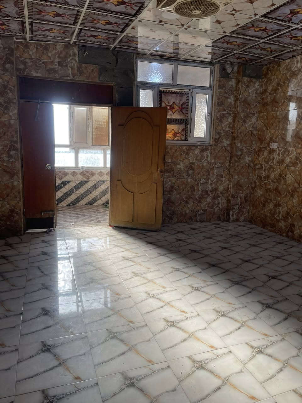 شقه للإيجار طابق ثاني جاهزه ماء كهرباء سخان تانكي شارع المطار الجديد مقابل أسواق فدك على الشارع ***********
