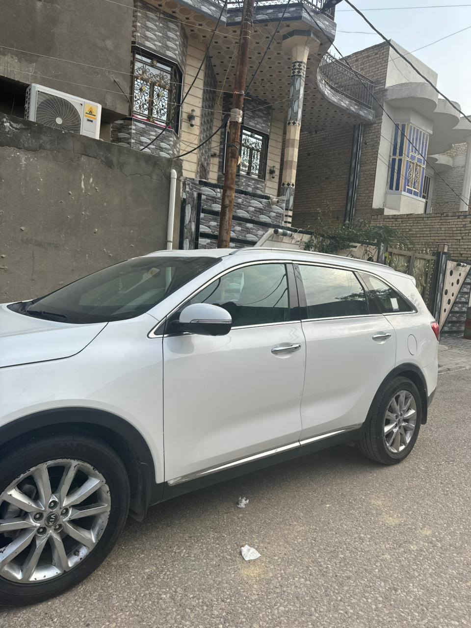 السلام عليكم
للبيع سورنتو 2017 خليجي رقم بغداد
فول مواصفات 
محرك 6 سلند
شاشه كبيره وكار بلي 
بصمة تشغيل وابواب 
صندوق كهربائي 
نظام ترحيب بالابواب 
كاميرا خلفيه
بردات خلفية بلادي  
حساس امامي خلفي 
تحكمات ستيرن
7 راكب 
وبقية المواصفات الفول بالسورنتو 
السيارة جديدة واستخدام شخصي  وبدون نقص جاهزة ومال جناي ماشيه 131 الف الضرر كما موضح بالسونار والبنيد مبدل لان صار بي ضرر بسبب سقوط حديده عليه وما صلحته بدلته  وعظم السياره بالكامل سليم 
السعر 205 ورقة وبيه مجال اتصل وتدلل 
مكاني السماوه 
للأستفسار .  ***********
