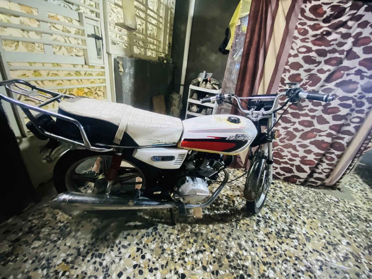 سلام عليكم ايراني 22 
كهربائيات كله شغاله فقط نقصها 
باتري + دبل اشاير قبل شهر من جفتتها 
اول هندر تشتغل امانت الله ورسوله 
ملاحضه صوت إلى بلفيديو صوت صلنصى
مابيها كعكه حته ميكون مخاجل مكاني بغداد  
سعر 400 يشهد الله دراجه تخبل 
*********** وتساب
