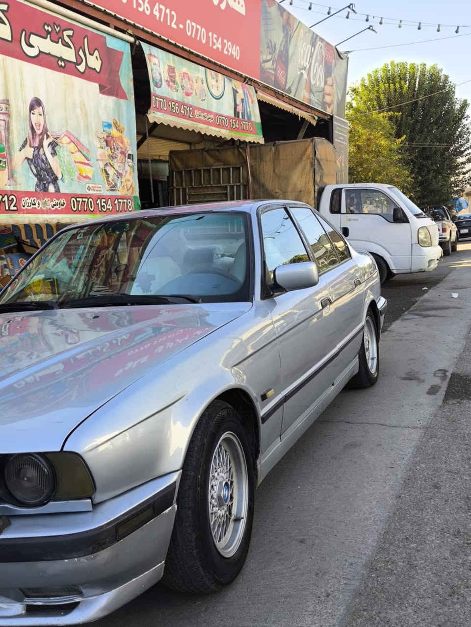 به ناوي خوا BMWحجم٥٢٠مه كينه٥٢٥گئر تؤماتيك سلايت جامكاره با ده بل ئيرياگ مؤديل١٩٩٥ عيزام بؤياخ له سه ر ساخي  ماشاالله شتي پاكه مالي دؤسته ئارم پلاسك هه وليره ته قه و ره قه وگيرو مه كينه به شه ت چوار تايه و ويلي لؤكي لهژيرايه  سعريشي ٦٨گه لاو مهعامه له يه كي كه م  ***********
