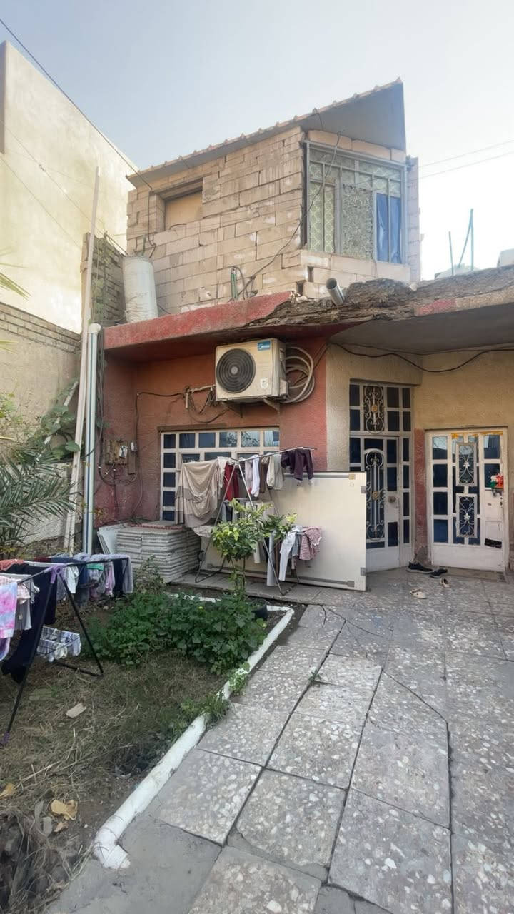 السلام عليكم دار للبيع المساحه 213م تجاوز ركن شارع تجاري قريب على الشارع العام طابق ونص                    العنوان الشعب حي البساتين شارع التكاتك 
يحتوي الطابع الاول على غرف عدد 2+ استقبال+ صاله كبيره+ مطبخ + خدمات عدد ٣ 
الطابق الثاني مفتوح غرفه وستقبال وخدمات 
يحتوي على محلات عدد 2 مؤجرات الوارد الشهري 325 الف 
صالح للسكن او تكدر اسوي مشروع تجاري 
السعر 130 وبي مجال 
للاستفسار ***********
